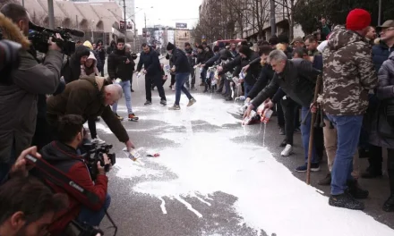 Млекари на улици, село на ивици, Србија на странпутици