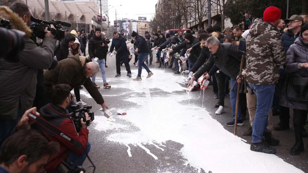 Млекари на улици, село на ивици, Србија на странпутици