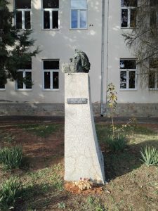 Биста Јулијане Ћатић испред школе у Страгарима