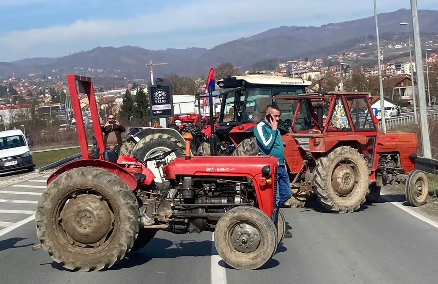 Церовац остаје у блокади, пољопривредници не одустају