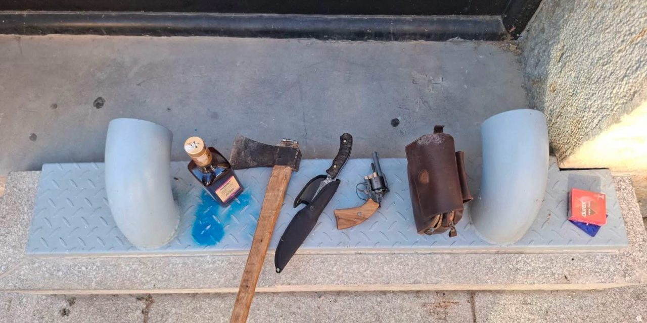 Секира, нож, пиштољ, кондоми и флаша пића: Шта се заиста догодило на Тргу Радомира Путника?